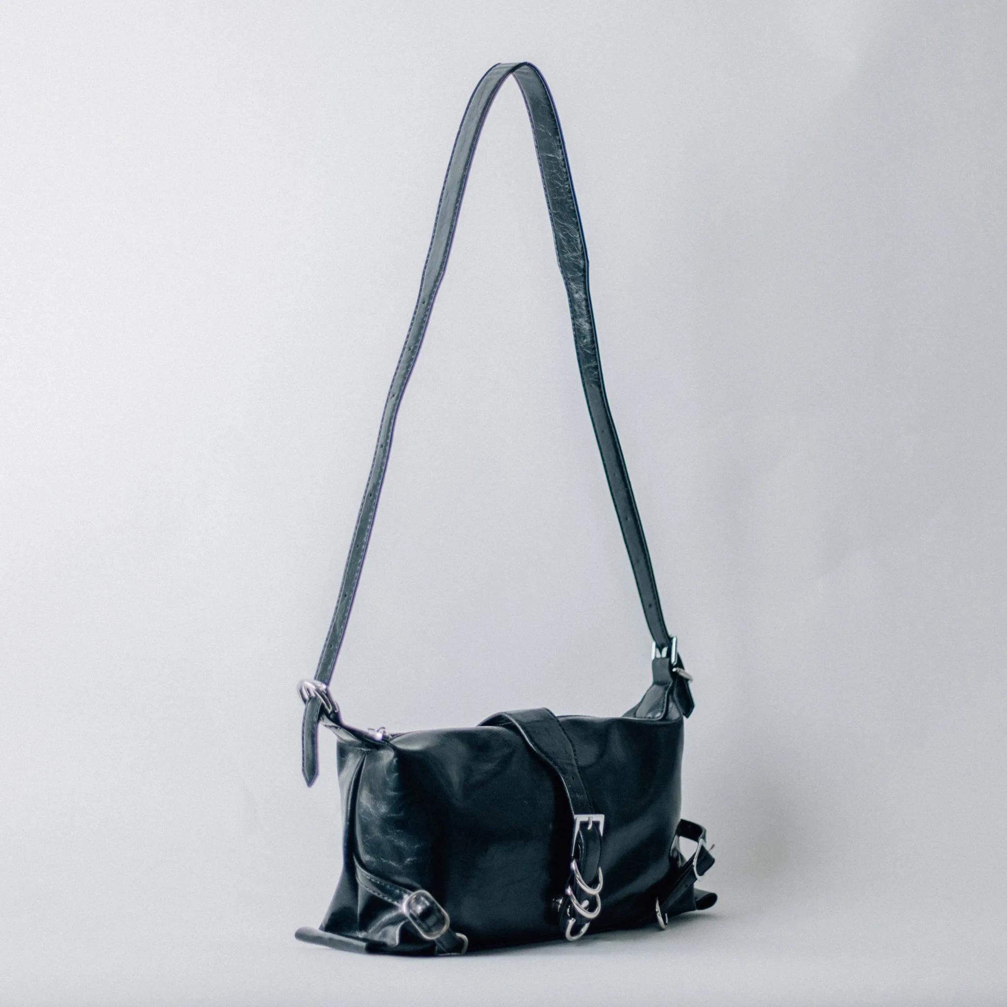 RINGS SHOULDER BAG-BLACK